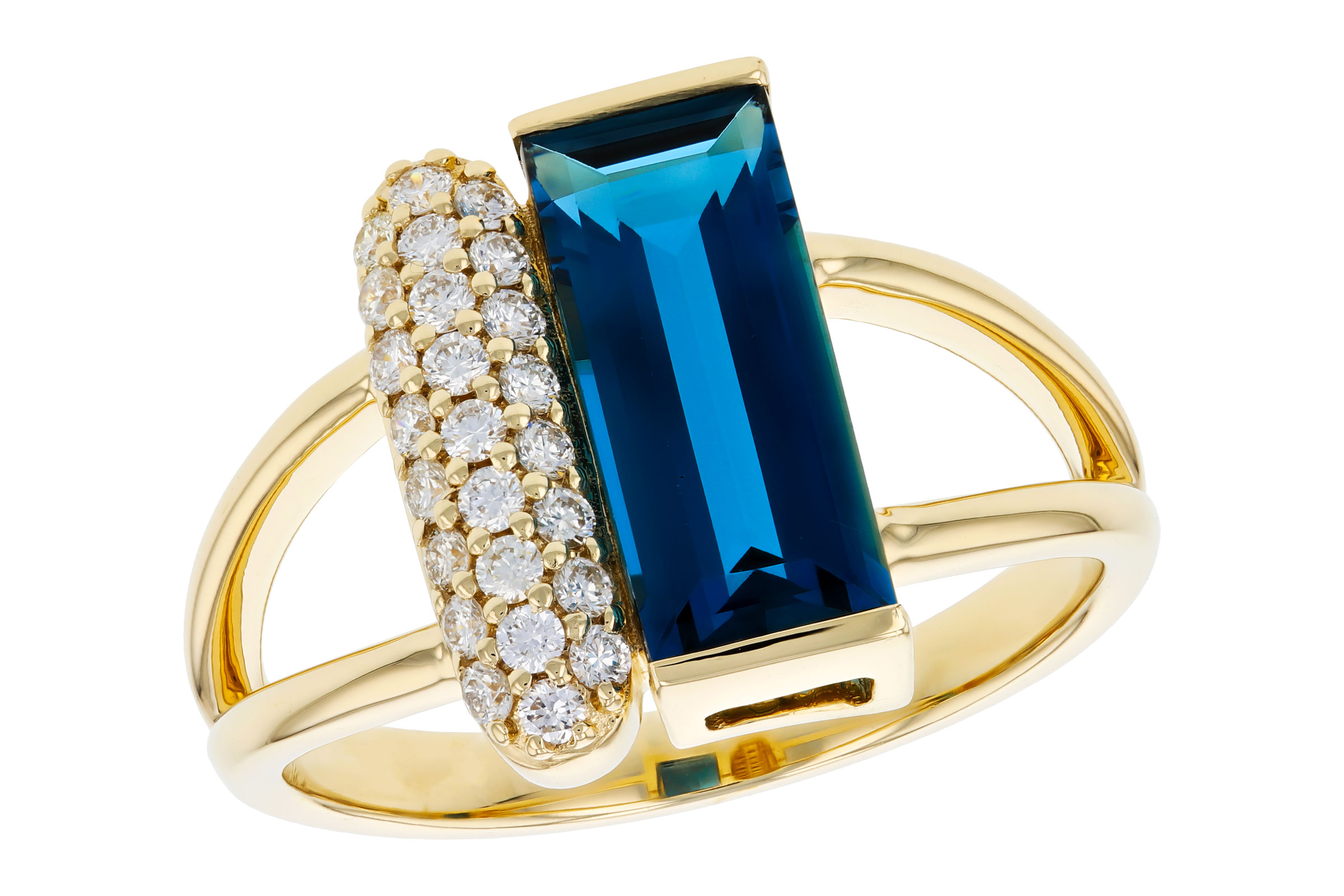 C321-39023: LDS RG 2.67 LONDON BLUE TOPAZ 2.92 TGW (12x5MM BT)